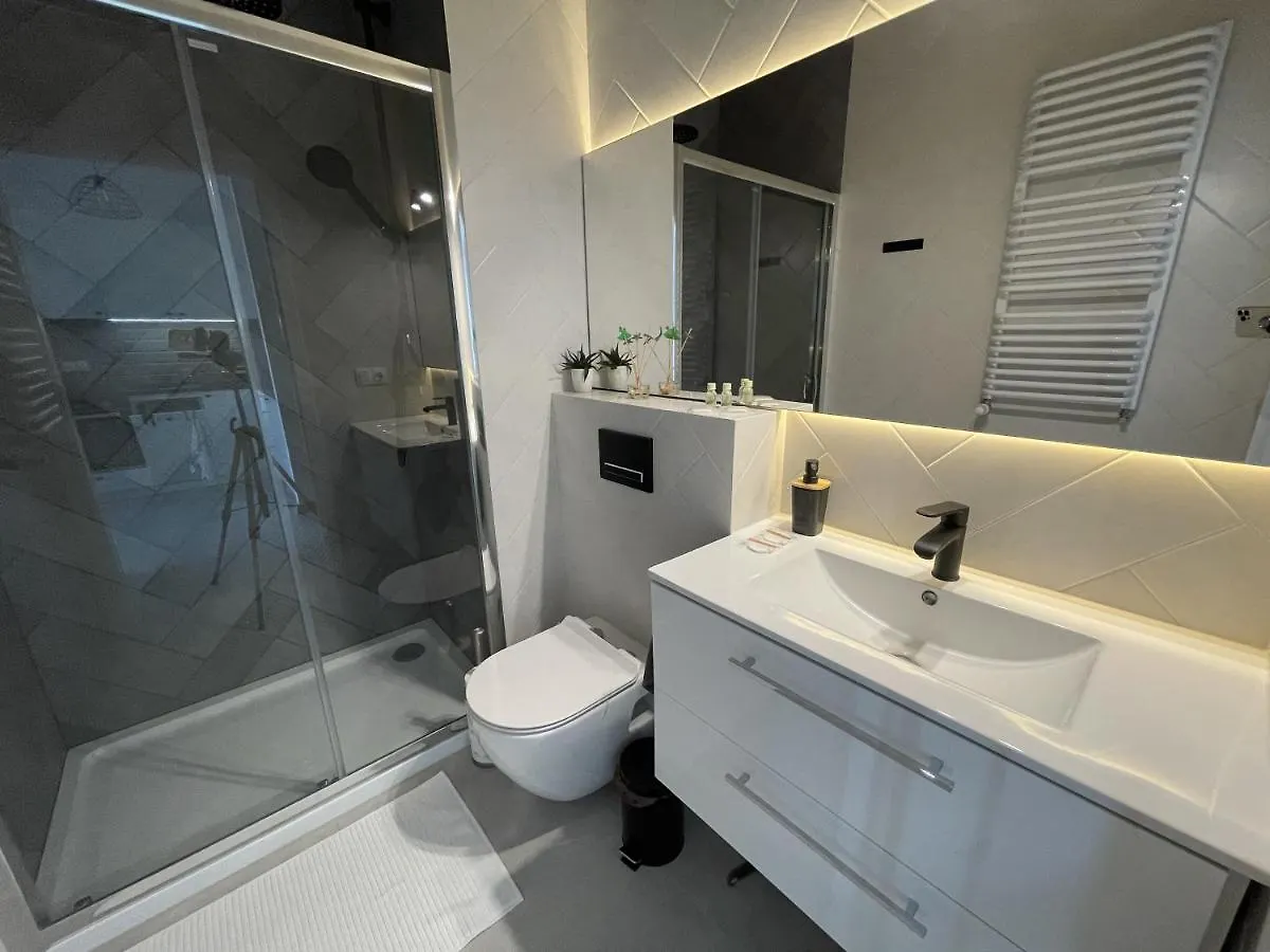 Apartament Prymasa Tysiąclecia 83A by Aparthouse Warszawa